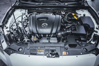 Novosibirsk, Rusya 2 Mart 2021: Mazda 3, güçlü motor kapanışı. Temiz motor bloğu 