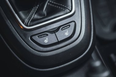 Novosibirsk, Rusya 2 Mart 2021: Lada Vesta, oto koltuğu ısıtma kontrol panelini kapatın