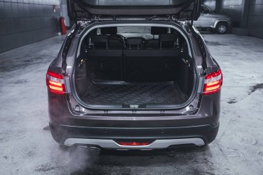 Novosibirsk, Rusya 2 Mart 2021: Lada Vesta, bagajı açık bir arabanın arka manzarası. Modern bir arabanın dışı.