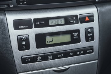 Novosibirsk, Rusya 2 Mart 2021: Toyota Corolla, saptırıcıyı kapat, araba havalandırma sistemi. Araba kliması. 