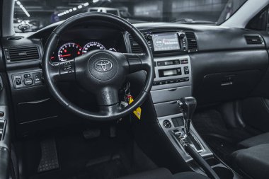 Novosibirsk, Rusya 2 Mart 2021: Toyota Corolla, otomatik vitesli modern SUV arabasının içi