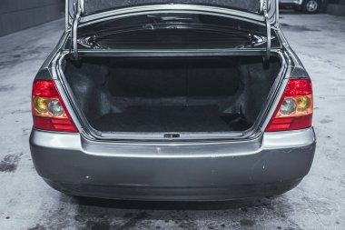 Novosibirsk, Rusya 2 Mart 2021: Toyota Corolla, bagajı açık bir arabanın arka görüntüsü. Modern bir arabanın dışı.