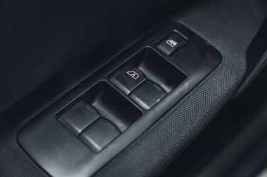Novosibirsk, Rusya 2 Mart 2021: Nissan Qashqai, yeni bir arabanın kapı kontrol panelini kapatıyor. Pencere kontrol paneli, kapı kilidi düğmesi ve ayna kontrollü kol dinlenmesi. 