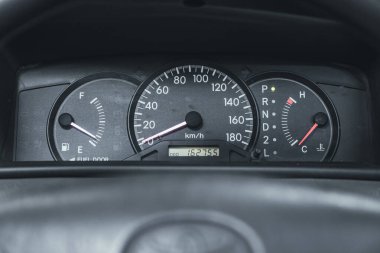 Novosibirsk, Rusya 2 Mart 2021: Toyota Corolla, Kilometre, kilometre sayacı, takometre, yakıt seviyesi ile Enstrüman otomobil panelini kapat 