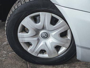 Novosibirsk, Rusya 2 Mart 2021: Toyota Corolla, gri arabanın tekerleği - yakın plan