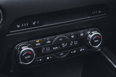 Novosibirsk, Rusya 2 Mart 2021: Mazda CX-5, arabanın içinde klima düğmesi olan araç panelini kapatın 