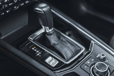 Novosibirsk, Rusya 2 Mart 2021 Mazda CX-5, araç temizliği. Otomatik iletim kolu vardiyası 