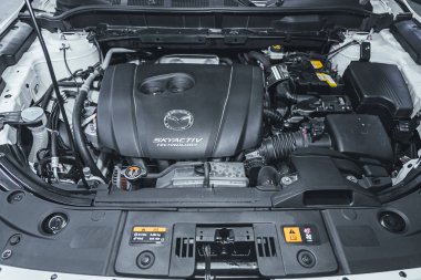 Novosibirsk, Rusya 2 Mart 2021 Mazda CX-5, temiz bir motor bloğunun kapatılması. İçten yanmalı motor