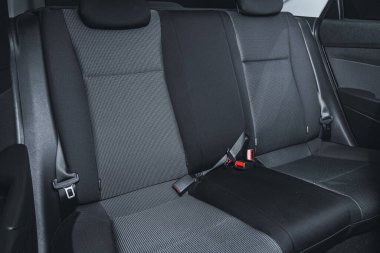 Novosibirsk, Rusya 2 Mart 2021: Hyundai Solaris, iç tasarım, araç yolcuları ve emniyet kemerli sürücü koltukları. 