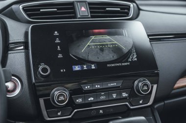 Novosibirsk, Rusya 2 Mart 2021: Honda CR-V, Monitörlü ters kamera, düğmeler - modern arabanın detayları ve kontrolleri. 