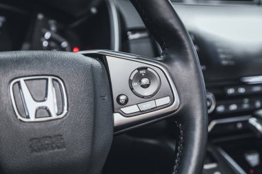 Novosibirsk, Rusya 2 Mart 2021: Honda CR-V, ses kontrol düğmesi olan modern bir arabanın içi 