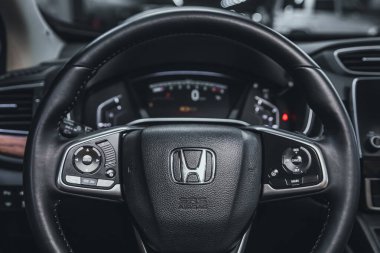 Novosibirsk, Rusya 2 Mart 2021: Honda CR-V, Lüks araba içi - direksiyon, vites kolu ve gösterge paneli 