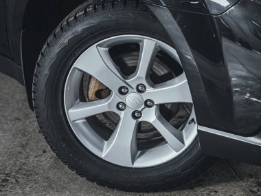 Novosibirsk, Rusya 2 Mart 2021: Subaru Outback, alüminyum alaşımlı tekerlekli yakın çekimli araba tekerleği  