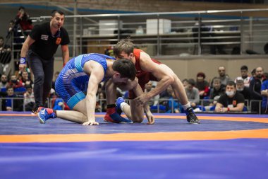 Omsk, Rusya 01 Mart 2021: Gençler arasında Greko-Romen güreşinde Rusya Şampiyonası. Güreşçiler bir güreş karşılaşmasında yarışıyor 