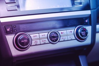 Novosibirsk, Rusya 16 Mart 2021: Subaru Outback, Pembe neon rengi altında klima düğmeleri ile klima manzaralı Alet Otomobil Panelini kapatın 