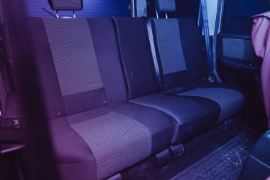 Novosibirsk, Rusya 16 Mart 2021: Uaz Patriot, yeni araba içeride. Arabanın içi temiz. Sedan 'da siyah arka koltuklar, pembe neon rengi altında.