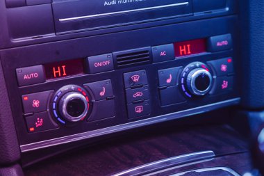 Novosibirsk, Rusya 16 Mart 2021: Audi Q7, Pembe neon rengi altında klima düğmeleri ile klima görüşlü Alet Otomobil Paneli kapat 