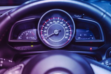 Novosibirsk, Rusya 16 Mart 2021: Mazda 3, Araç paneli, dijital parlak hız göstergesi, kilometre sayacı ve pembe neon rengi altındaki diğer araçlar