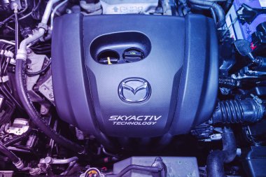 Novosibirsk, Rusya 16 Mart 2021: Mazda 3, Pembe neon rengi altında temiz bir motor bloğunu kapatın. İçten yanmalı motor, araba parçaları, ayrıştırma