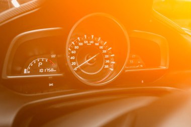 Yeni iç mekan ayrıntıları. Sarı ve turuncu renkli kolonun altında hız göstergesi, takometre ve direksiyon simidi