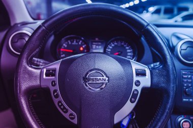 Novosibirsk, Rusya 16 Mart 2021: Nissan Qashqai, kokpit iç kabin detayları, hız göstergesi ve pembe neon rengi altında takometre
