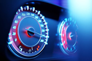 Arabanın gösterge panelinin 3 boyutlu çizimi parlak ışıkla aydınlatılır. Çember hız göstergesi, takometre mavi neon rengi altında