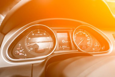 Benzin deposunda entegre yakıt göstergesi olan, sarı ve turuncu neon kolonun altında beyaz okları olan modern bir arabanın hız göstergesi.