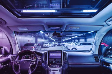Novosibirsk, Rusya 26 Mart 2021: Toyota Land Cruiser, iç hatlar. Ön camın arka görüntüsü, kapak ve gösterge paneli pembe neon ışığın altında   