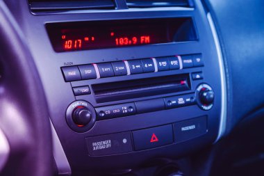 Novosibirsk, Rusya 26 Mart 2021: Mitsubishi ASX, radyo, oyuncu ve kontrol düğmesi olan siyah bir panele yakın çekim 