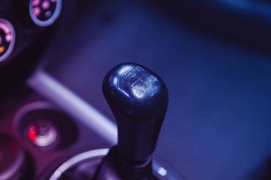 Novosibirsk, Rusya 26 Mart 2021: Mitsubishi ASX, modern bir arabanın otomatik vites kolu. Pembe neon ışık altında modern araba iç dekorasyonu ayrıntıları 