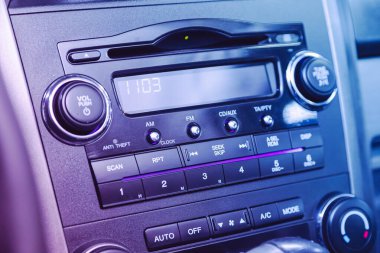 Novosibirsk, Rusya 26 Mart 2021: Honda CR-V, radyo, oyuncu ve kontrol düğmesi olan siyah panele yakın çekim 