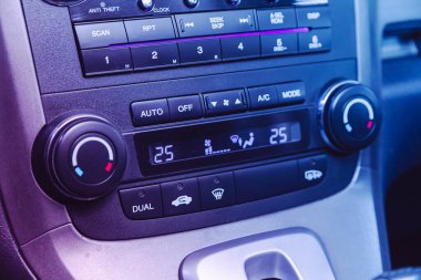 Novosibirsk, Rusya 26 Mart 2021: Honda CR-V, Pembe neon ışık altında modern bir arabanın kondisyon ve hava akışı kontrolü 