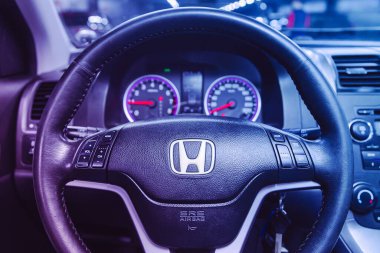Novosibirsk, Rusya 26 Mart 2021: Honda CR-V, Prestige araba içi gösterge paneli, direksiyon simidi, hız göstergesi ve taktik ölçer. Pembe neon ışığın altında siyah deri iç döşeme 