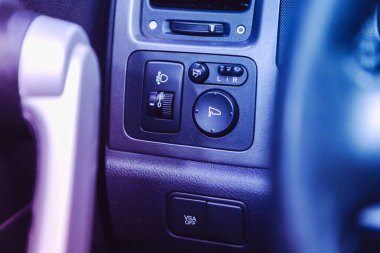 Novosibirsk, Rusya 26 Mart 2021: Honda CR-V, far ve yan ayna düğmelerine yakın çekim, pembe neon ışığın altında otomatik ayarlama düzeyi gösterge paneli 