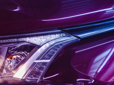 Novosibirsk, Rusya 26 Mart 2021: Toyota RAV-4, Pembe neon ışığı altında modern bir arabanın parlayan farları 