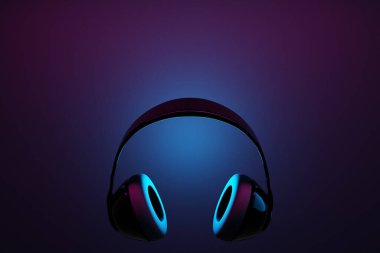 Pembe ve mavi neon ışığın altında siyah arkaplanda izole edilmiş 3D gerçekçi siyah kablosuz kulaklıklar. Müzik kulaklıkları. Ses teknolojisi. Modern kulaklıklar