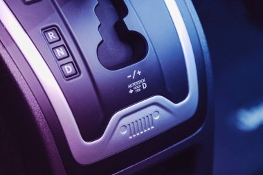 Novosibirsk, Rusya 1 Nisan 2021: Jeep Compas, Araç Detaylandırması. Pembe neon ışığı altında otomatik vites kolu kayması 