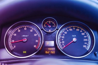 Novosibirsk, Rusya 1 Nisan 2021: Opel Astra, Araba paneli, dijital parlak hız göstergesi, kilometre sayacı ve diğer araçlar 