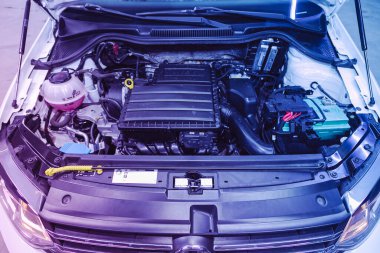 Novosibirsk, Rusya 1 Nisan 2021: Volkswagen Polo, Pembe neon ışığı altında temiz bir motor bloğunun kapatılması 