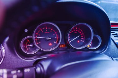 Novosibirsk, Rusya 1 Nisan 2021: Mazda 6, araba gösterge panelinde imza ve sembol. Araba hız göstergesi ve takometresi pembe neon ışığın altında. 