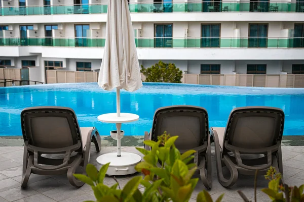 Comfortable Gray Sun Loungers Set Backdrop Beautiful Transparent Pool Hotel — Stock Photo, Image