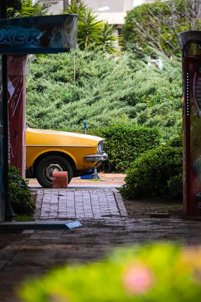 Vieille Voiture Jaune Pour Voyager Garée Dans Une Petite Rue — Photo