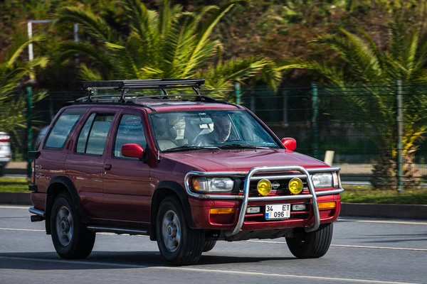 Antalya Τουρκία Απριλίου 2021 Κόκκινο Nissan Terrano Οδηγεί Γρήγορα Στο — Φωτογραφία Αρχείου