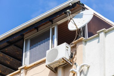 Uydu ve havalandırma, sakinlerin rahatı için eski bir apartman dairesinin balkonuna monte edilmiştir.