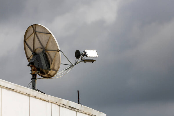 Спутник закреплен на крыше панельного жилого дома