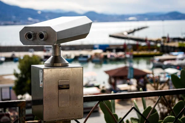 Binocolo Metallo Uso Pubblico Con Vista Sulla Bellissima Città Antica — Foto Stock