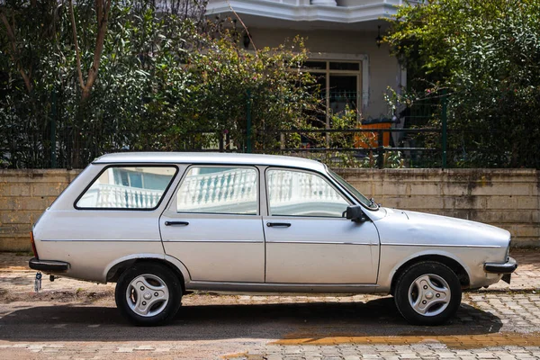 Alanya Turquía Abril 2021 Peugeot Blanco Está Estacionado Calle Cálido — Foto de Stock