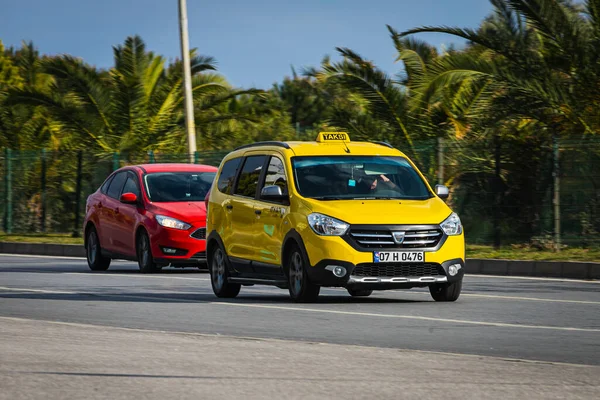 Alanya Turkey April 2021 White Taxi Car Dacia Lodgy Driving — Stock Photo, Image