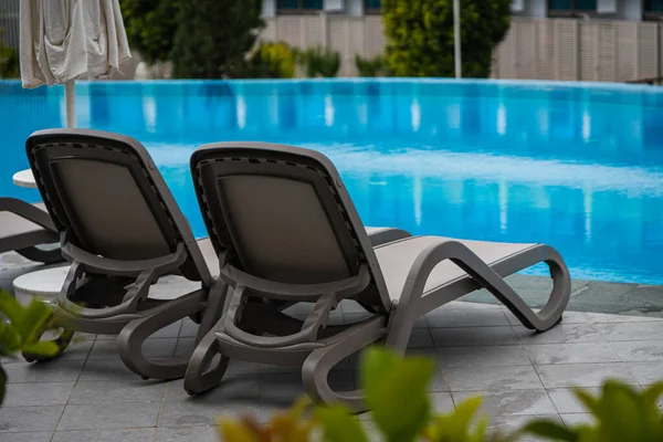Pair Comfortable Gray Sun Loungers Set Backdrop Beautiful Transparent Pool — Stock Photo, Image