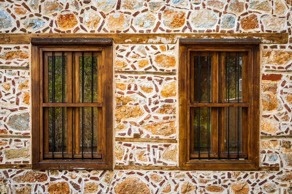 Detailní Záběr Stěnu Kamenného Domu Dřevěnými Okny Okenicemi Stará Evropská — Stock fotografie